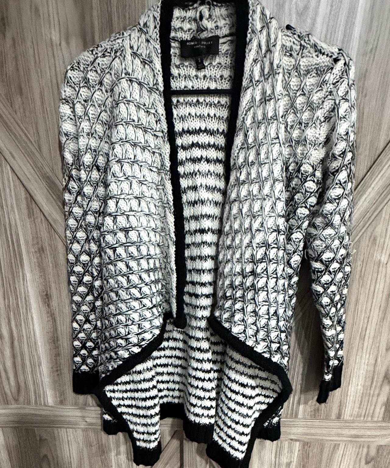 Small Black and white Ombré Romeo & Juliet Couture Textured Knit Cardigan
