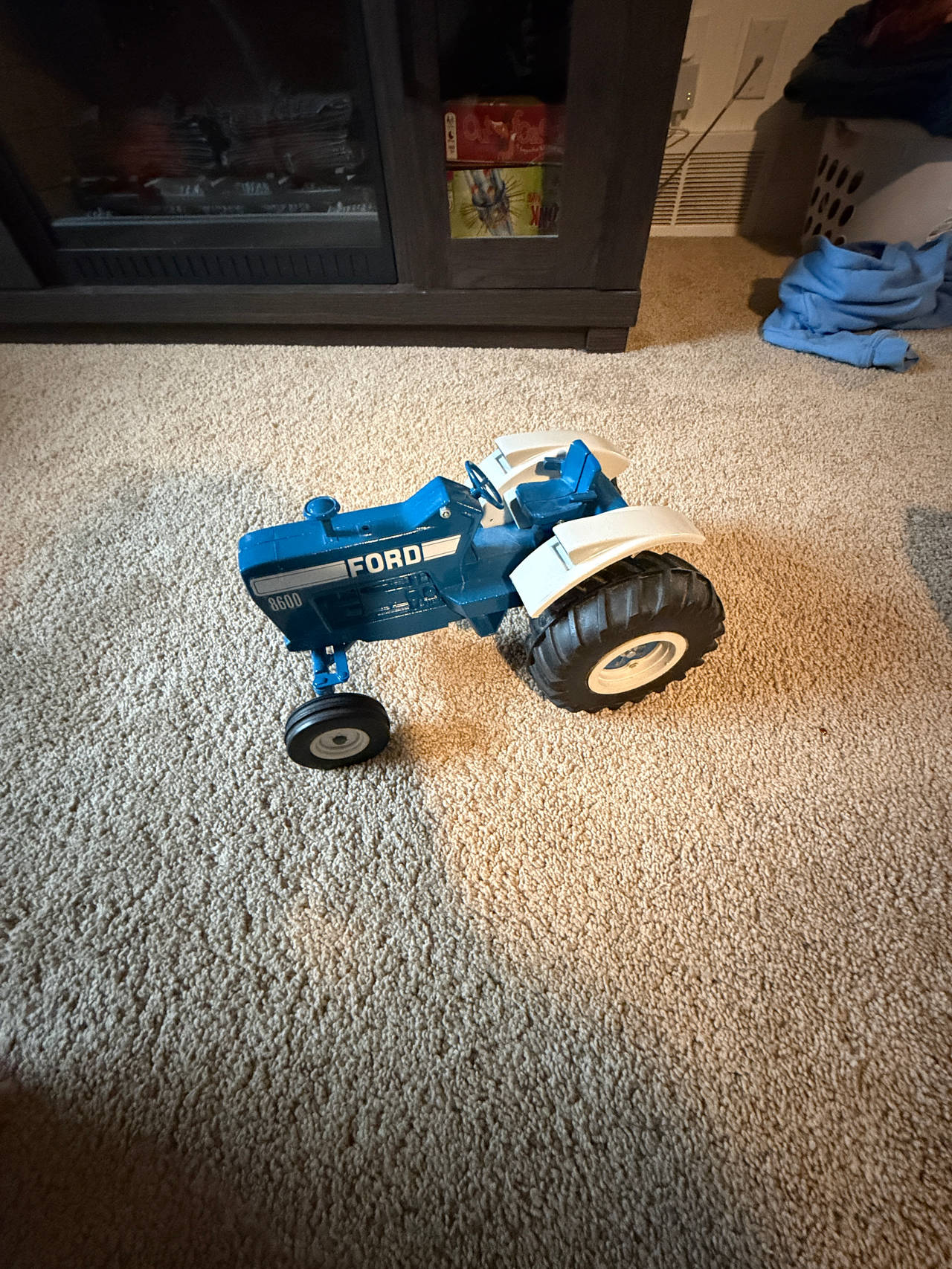 Ertl Ford 8600 Die-Cast Tractor 1/16 Scale