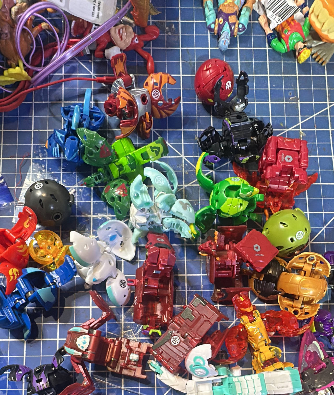 Bakugan Battle Brawlers Figures Lot.  24 pcs.  106