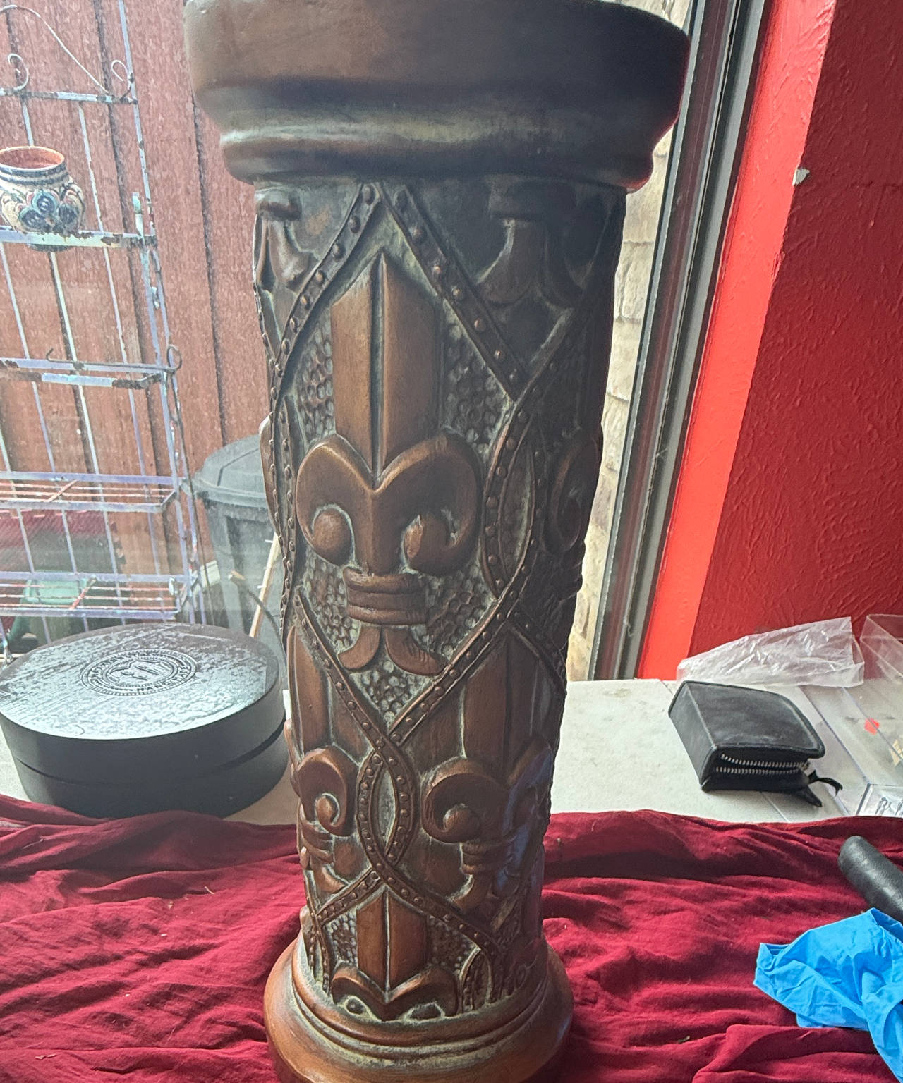 Fleur-de-lis Decorative Pedestal Stand