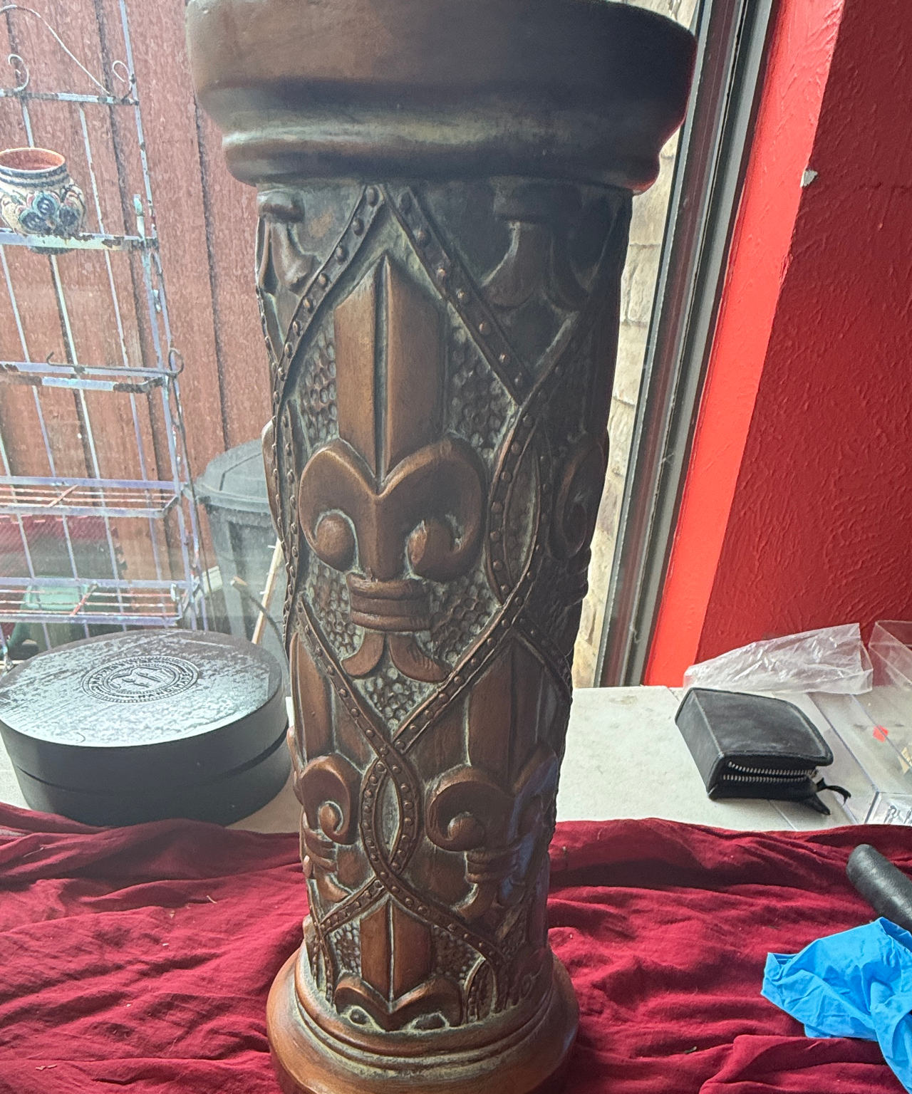 Fleur-de-lis Decorative Pedestal Stand