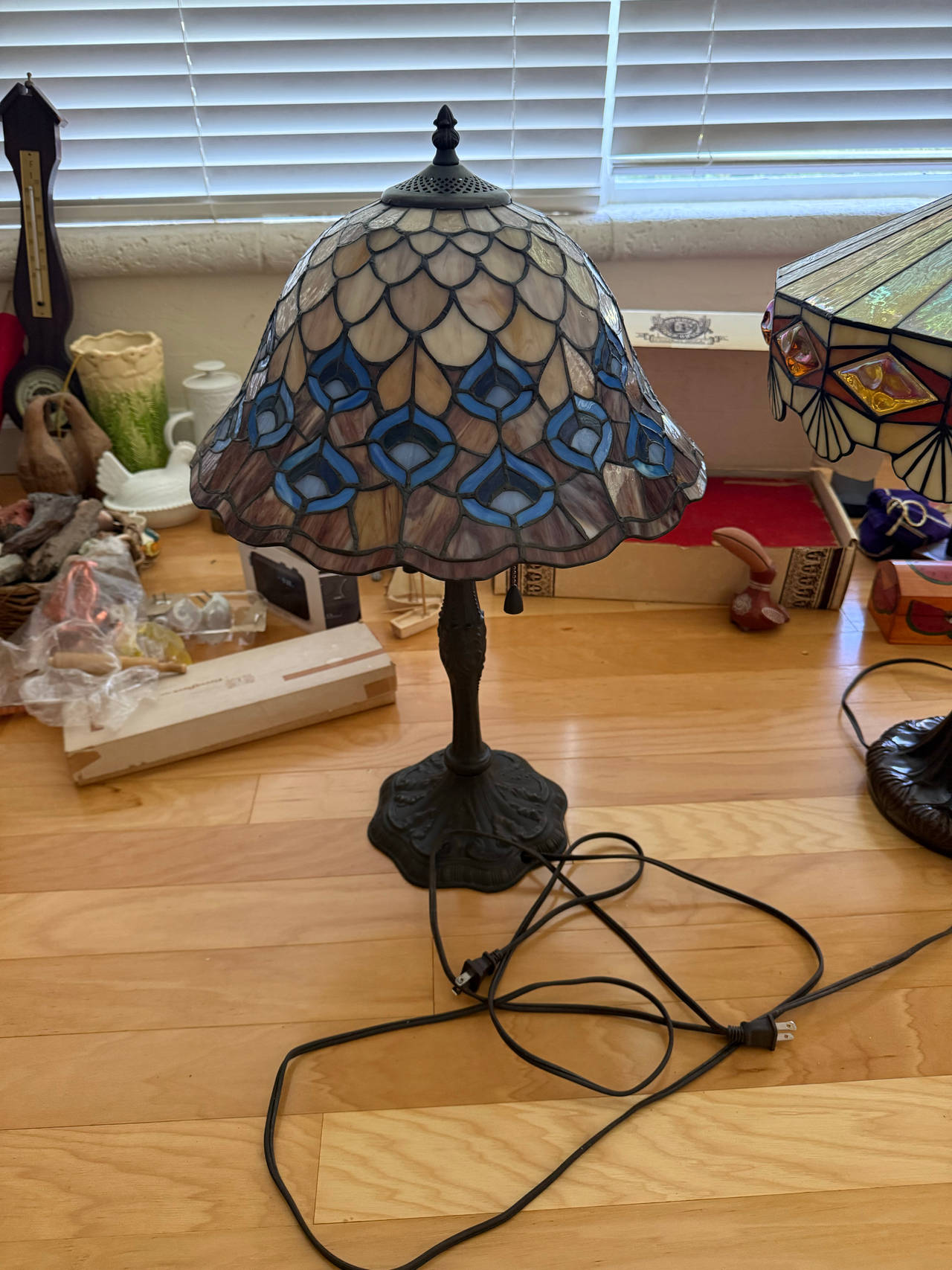Tiffany-style stained glass table lamp