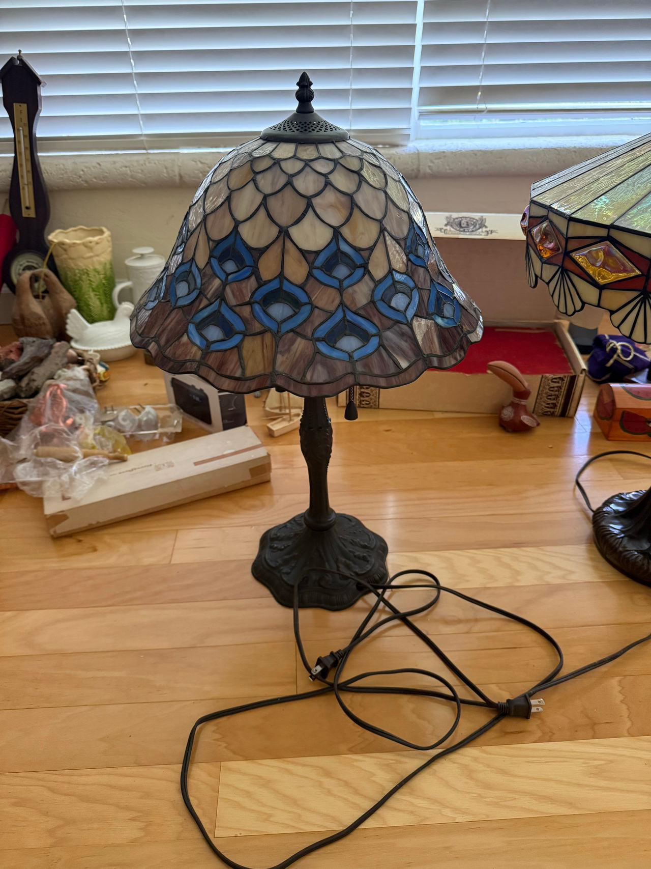Tiffany-style stained glass table lamp