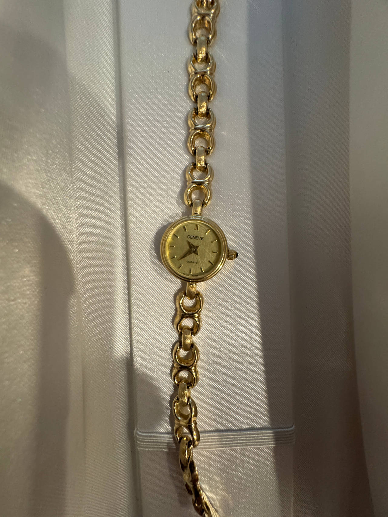 Geneva Women's 14 k gold Chain Bracelet Watch works perfectly, 