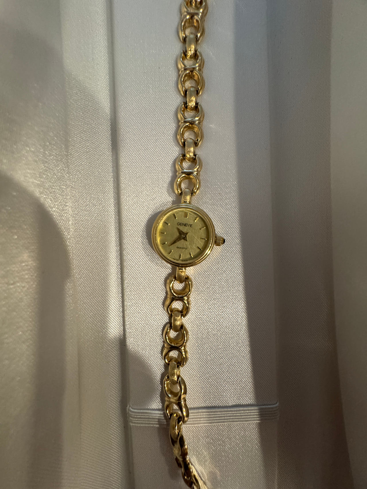 Geneva Women's 14 k gold Chain Bracelet Watch works perfectly, 