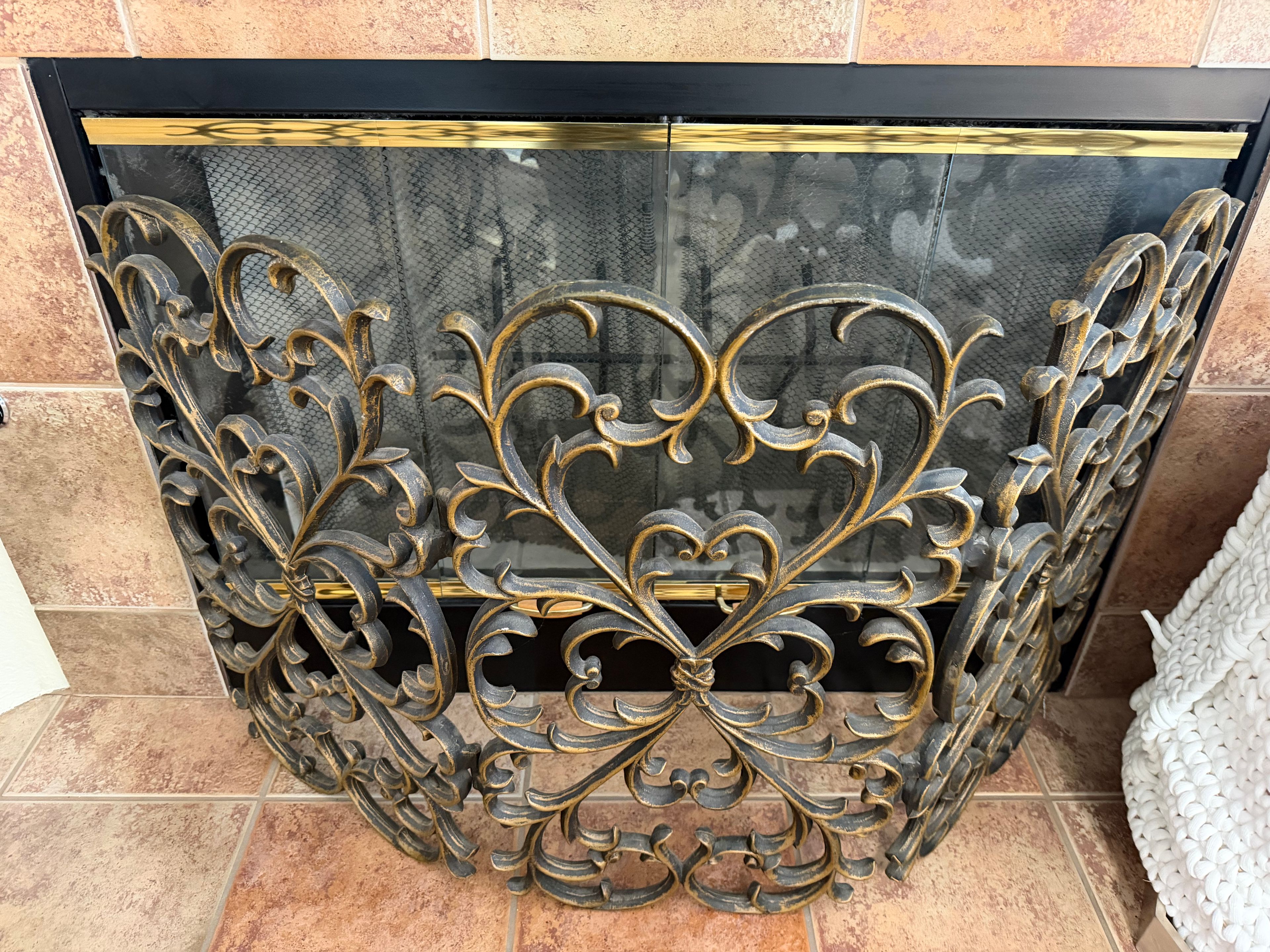 Plow & Hearth Crest Fireplace Screen