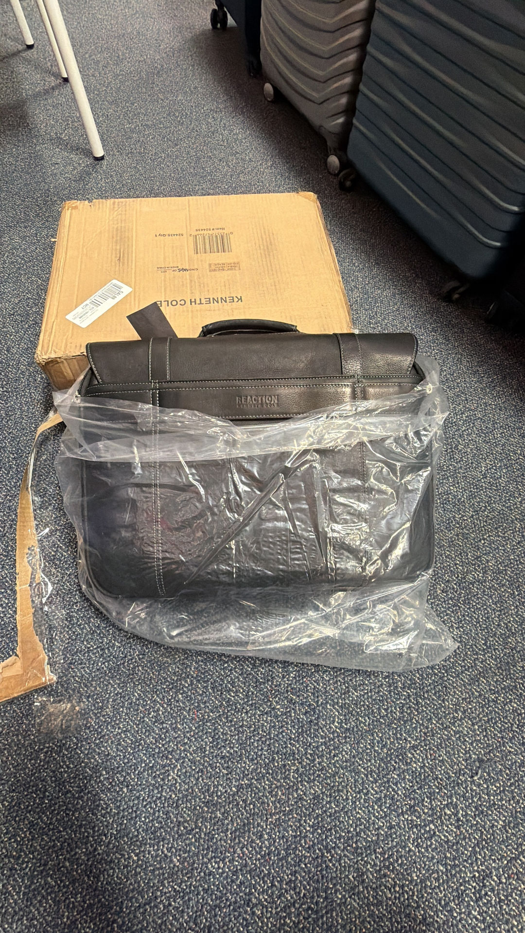 Kenneth Cole Reaction Leather Messenger Bag