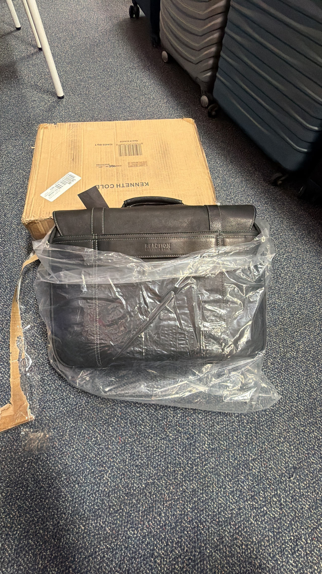 Kenneth Cole Reaction Leather Messenger Bag