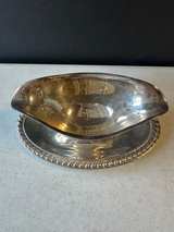 WM Rogers 813 Silverplate Double Pour Gravy Boat Sauce Boat Attached Underplate - Image 3