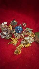 Vintage Costume Jewelry Brooch and Pin Lot - Image 3