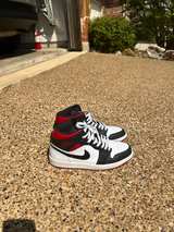 Air Jordan 1 Mid Black White Red - Image 2