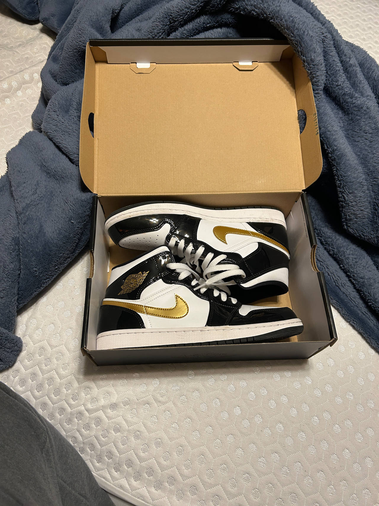 Air Jordan 1 Mid SE 'Black Metallic Gold'