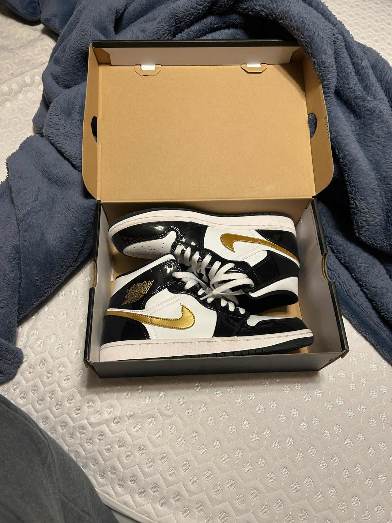 Air Jordan 1 Mid SE 'Black Metallic Gold'