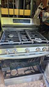 Samsung 5.8 cu. ft. Freestanding Gas Range - Image 2