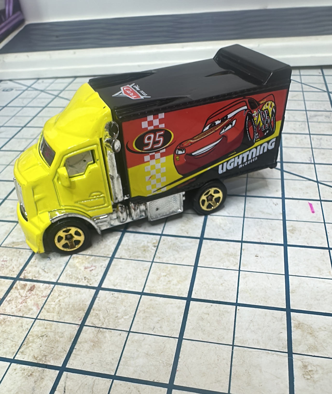 Hotwheels Disney Pixar Cars Movie LIGHTNING MCQUEEN HIWAY HAULER toy truck