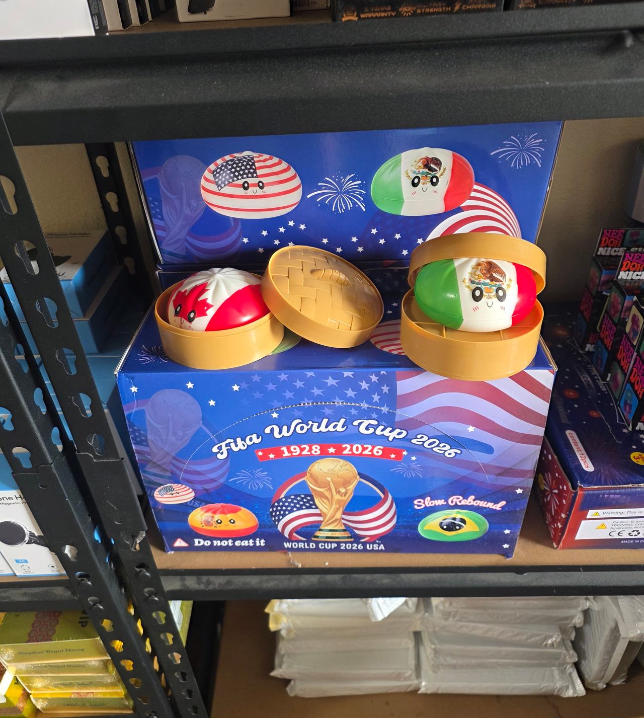 $35 la caja FIFA World Cup 2026 Country Ball Squishy Toy