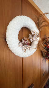White Cozy Christmas Wreath with Gingerbread Man Accents - Image 4
