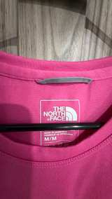 The North Face Women's Short Sleeve T-Shirt Pink Medium - Image 2