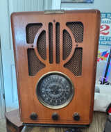 Crosley Cathedral AM/FM Radio - Image 1