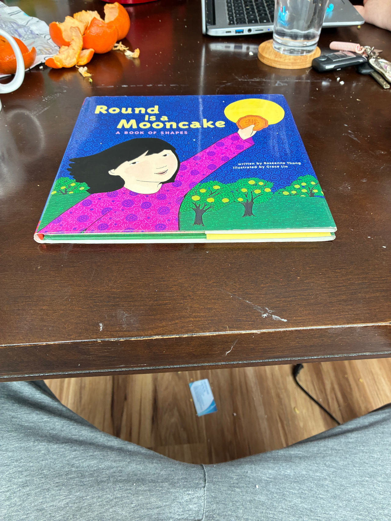 Round is a Mooncake: A Book of Shapes by Roseanne Thong