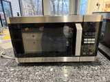 Black+Decker 0.9 cu ft 900W Stainless Steel Microwave Oven - Image 1