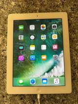 Apple iPad (2nd Generation) Wi-Fi + Cellular - Image 2