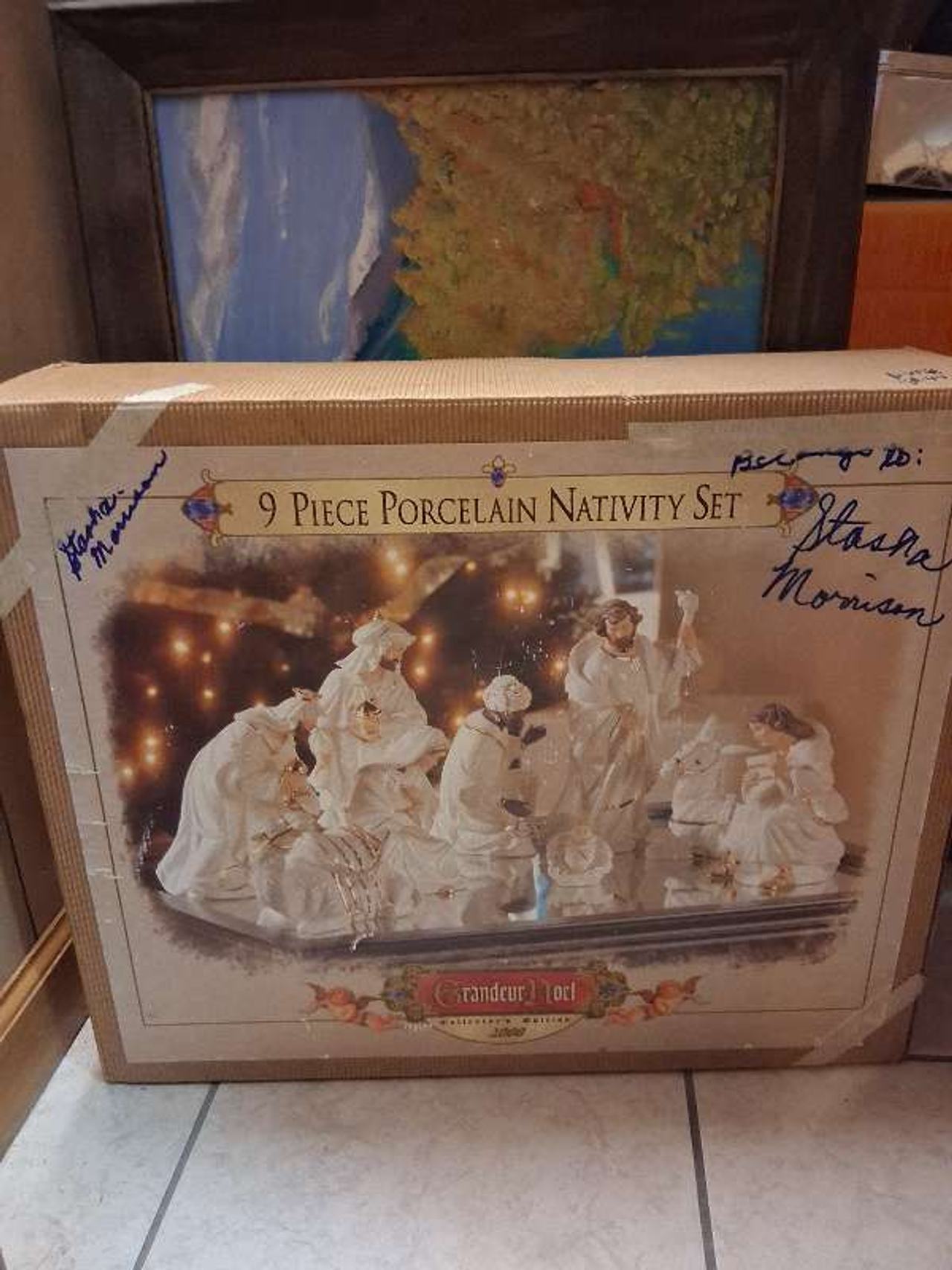 Grandeur Noel 9 Piece Porcelain Nativity Set 2000 Collector's Edition