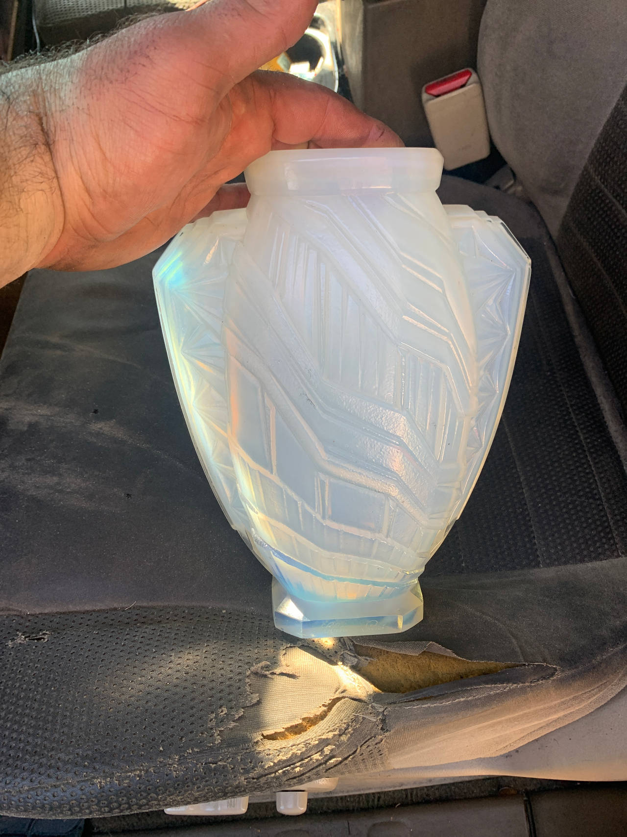 SABINO V- VASE " VALLON"

Sabino Art Glass Opalescent Crystal. “Vallon”