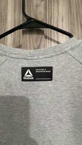 Reebok Men's Heather Grey pocketed Crewneck Sweatshirt Medium - Image 6