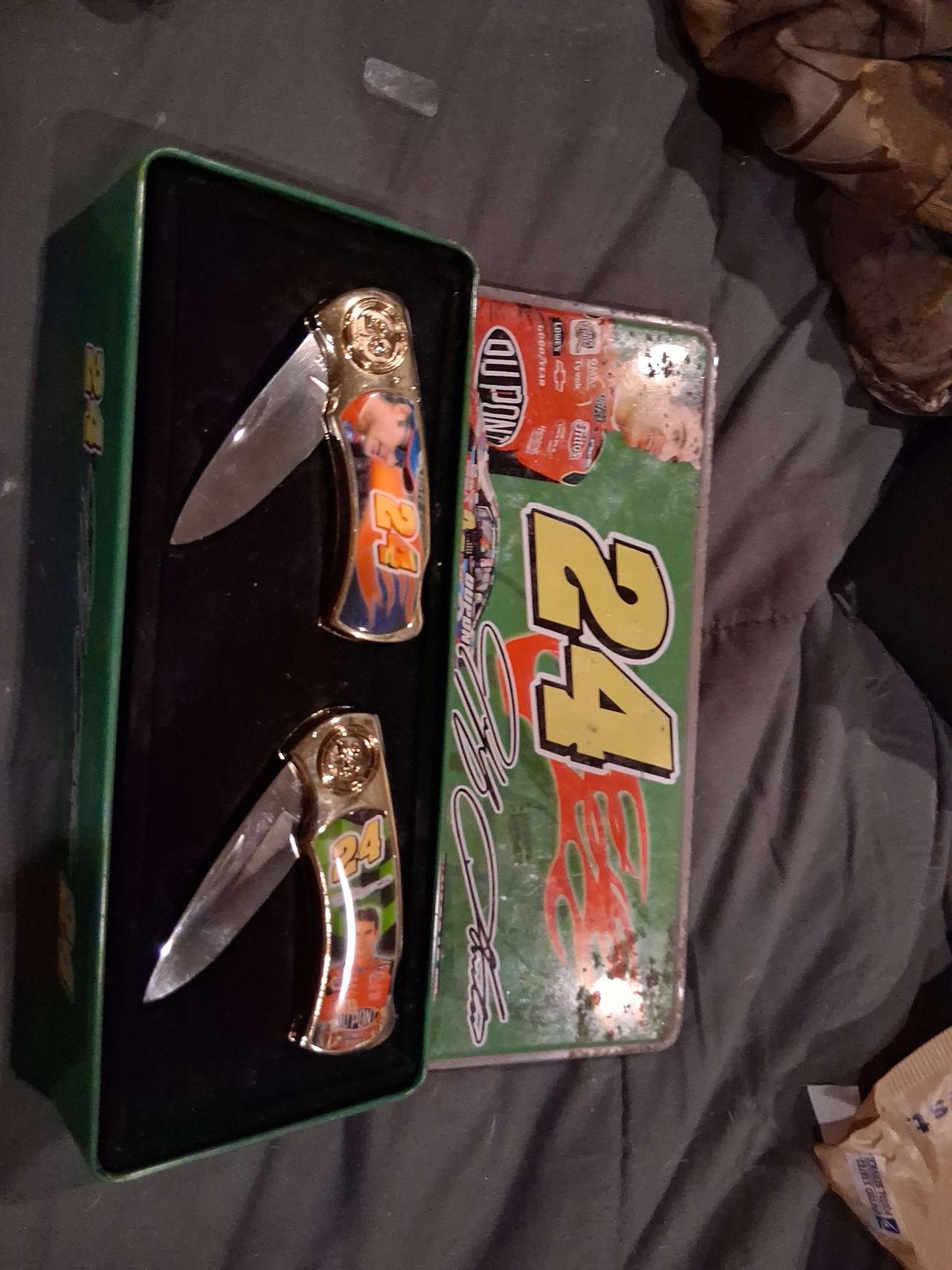 Jeff Gordon #24 NASCAR Pocket Knife Set with Tin