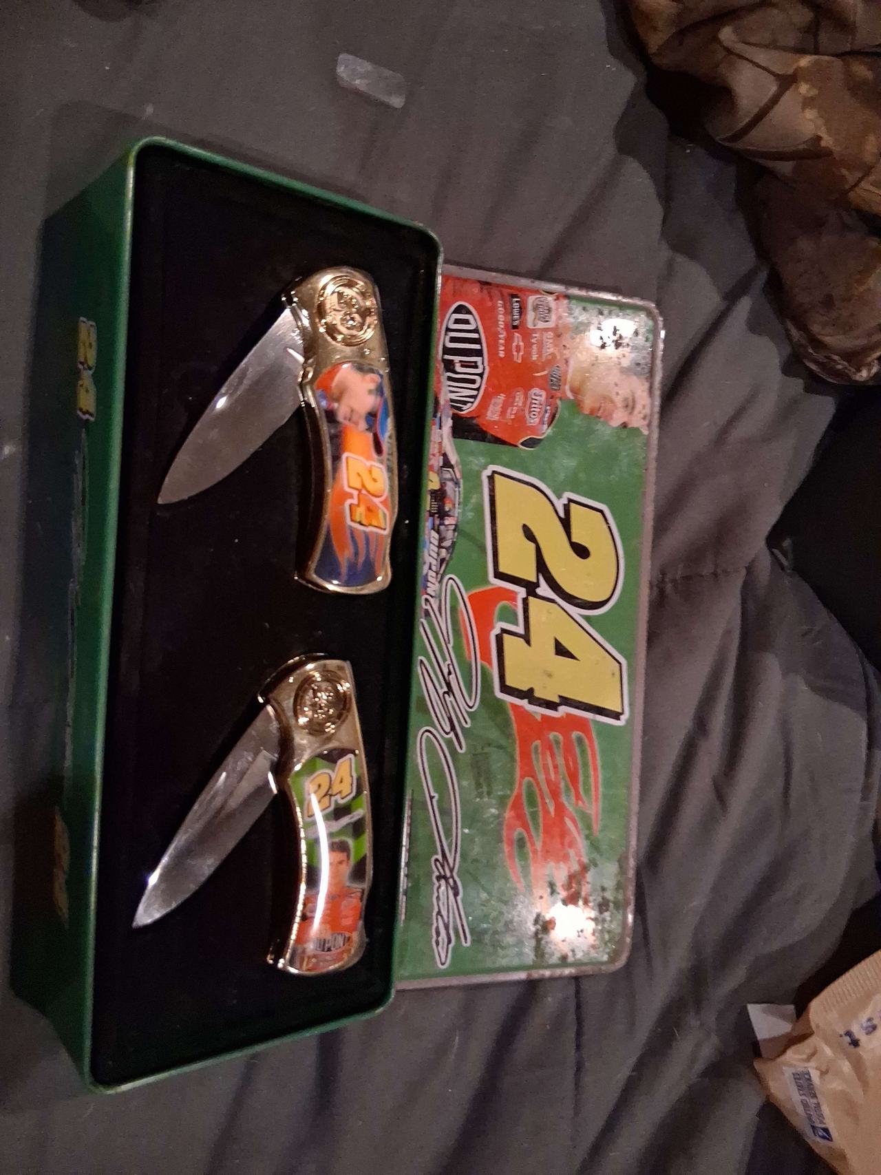 Jeff Gordon #24 NASCAR Pocket Knife Set with Tin