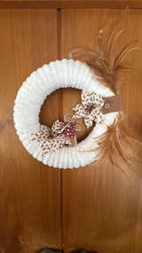 White Cozy Christmas Wreath with Gingerbread Man Accents - Image 2