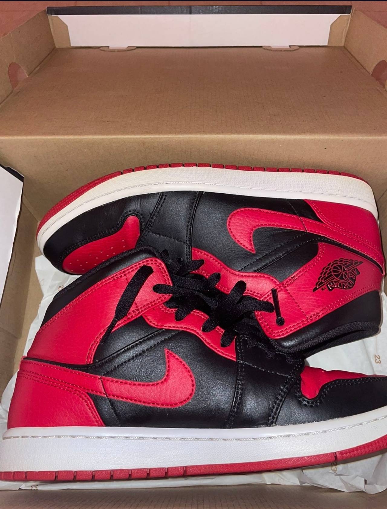 Air Jordan 1 Mid 'Bred'