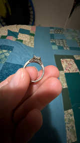 Aquamarine ring set in a silver band - Image 2