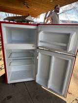 Frigidaire Retro Mini Fridge Red 3.2 cu ft 2-Door - Image 3