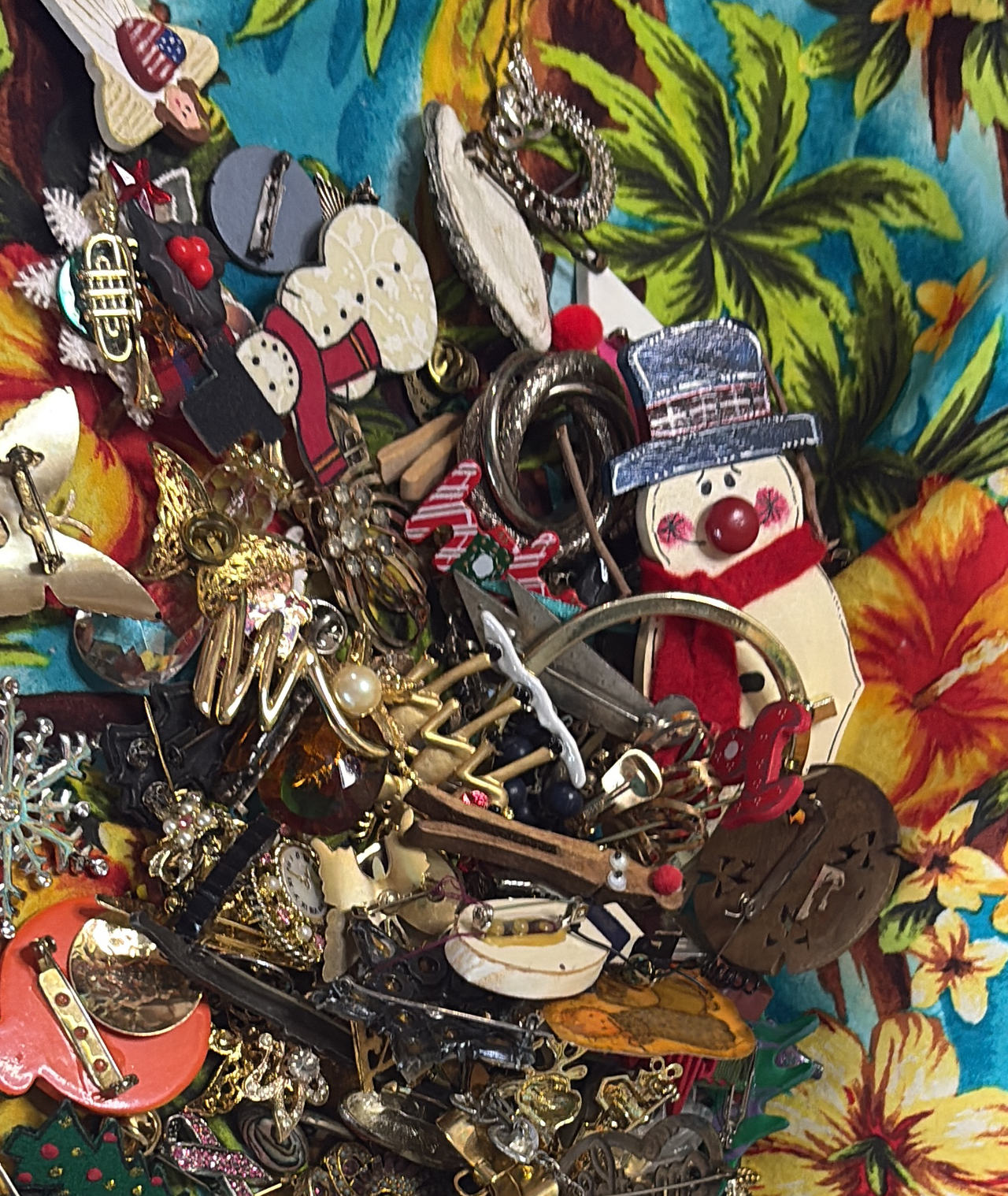 Vintage Christmas Jewelry & Brooch Lot