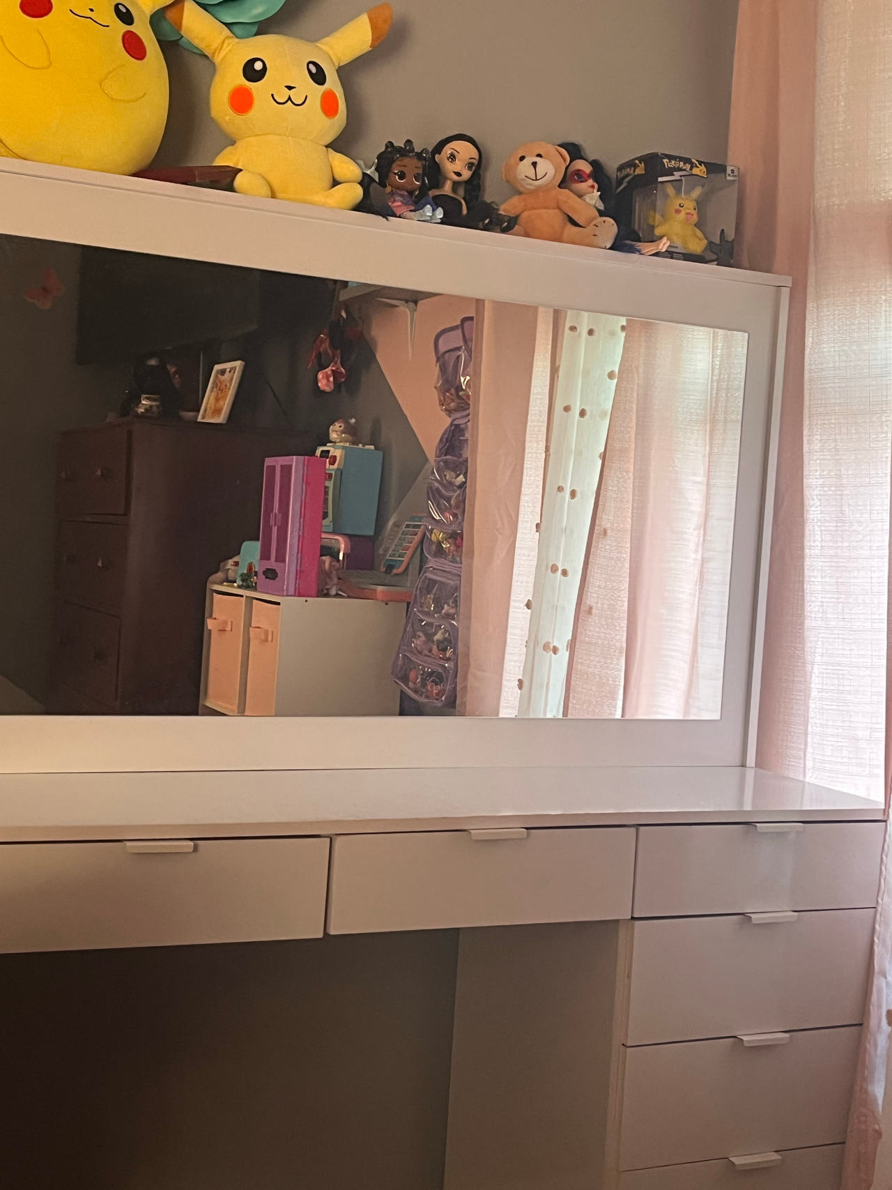 white vanity desk with mirror
