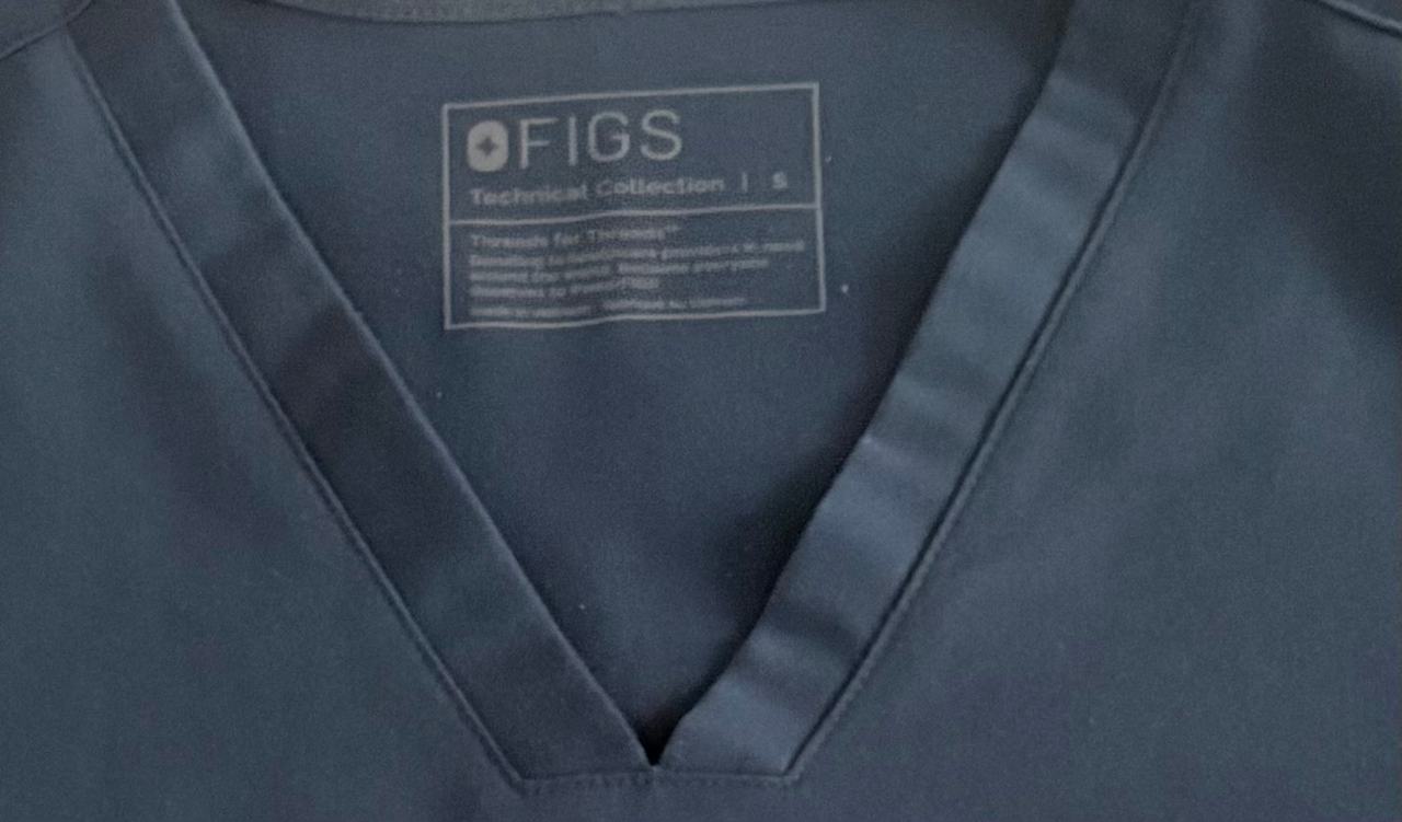 FIGS Leon Two-Pocket Scrub Top