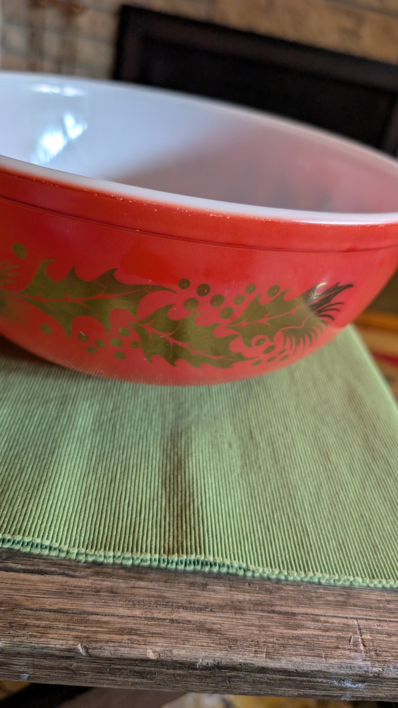 PYREX Holiday Holly 4 Quart Mixing Bowl 404