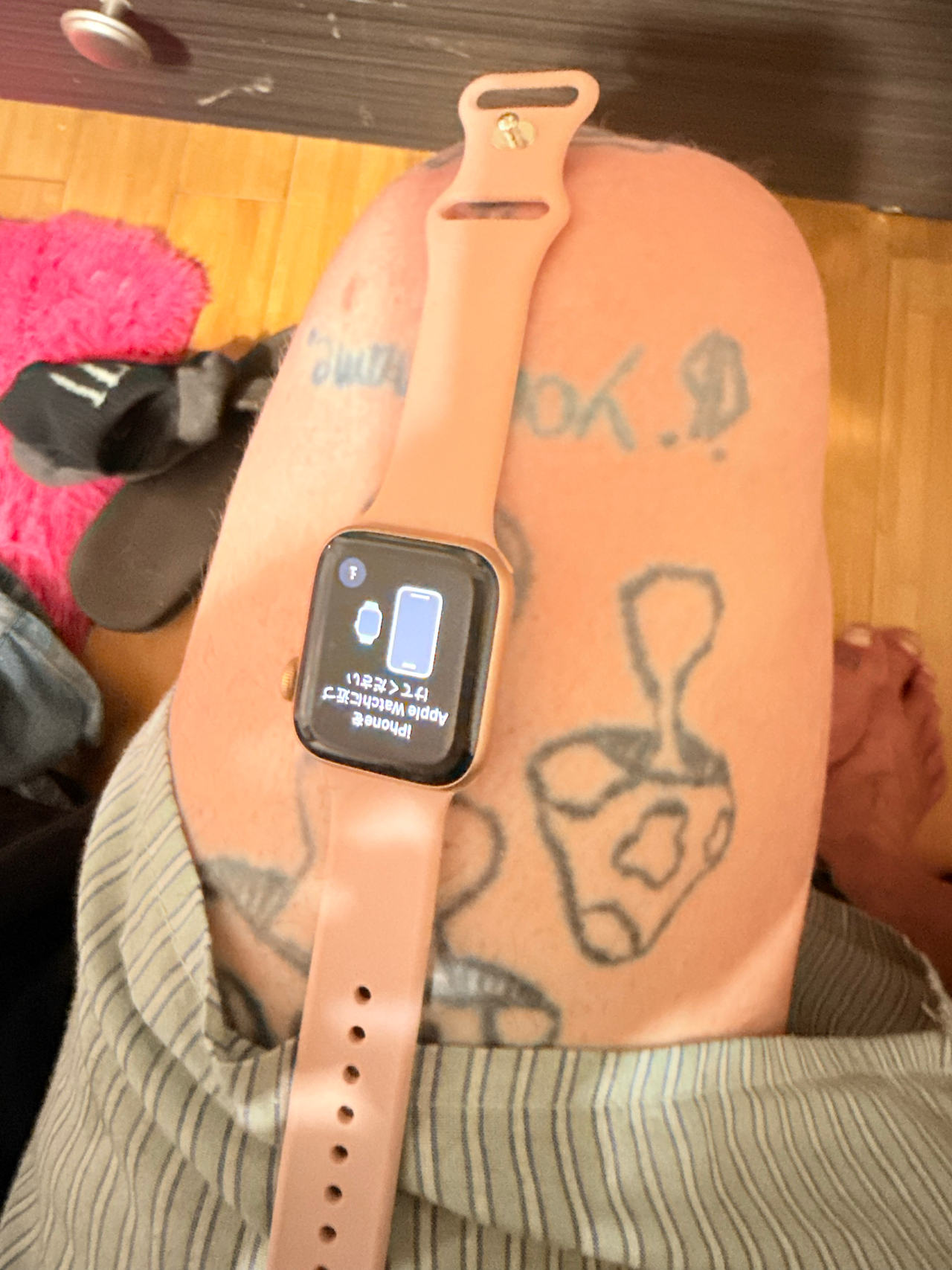 Apple Watch Series 5 Gold Aluminum Case with Pink Sand Sport Band
