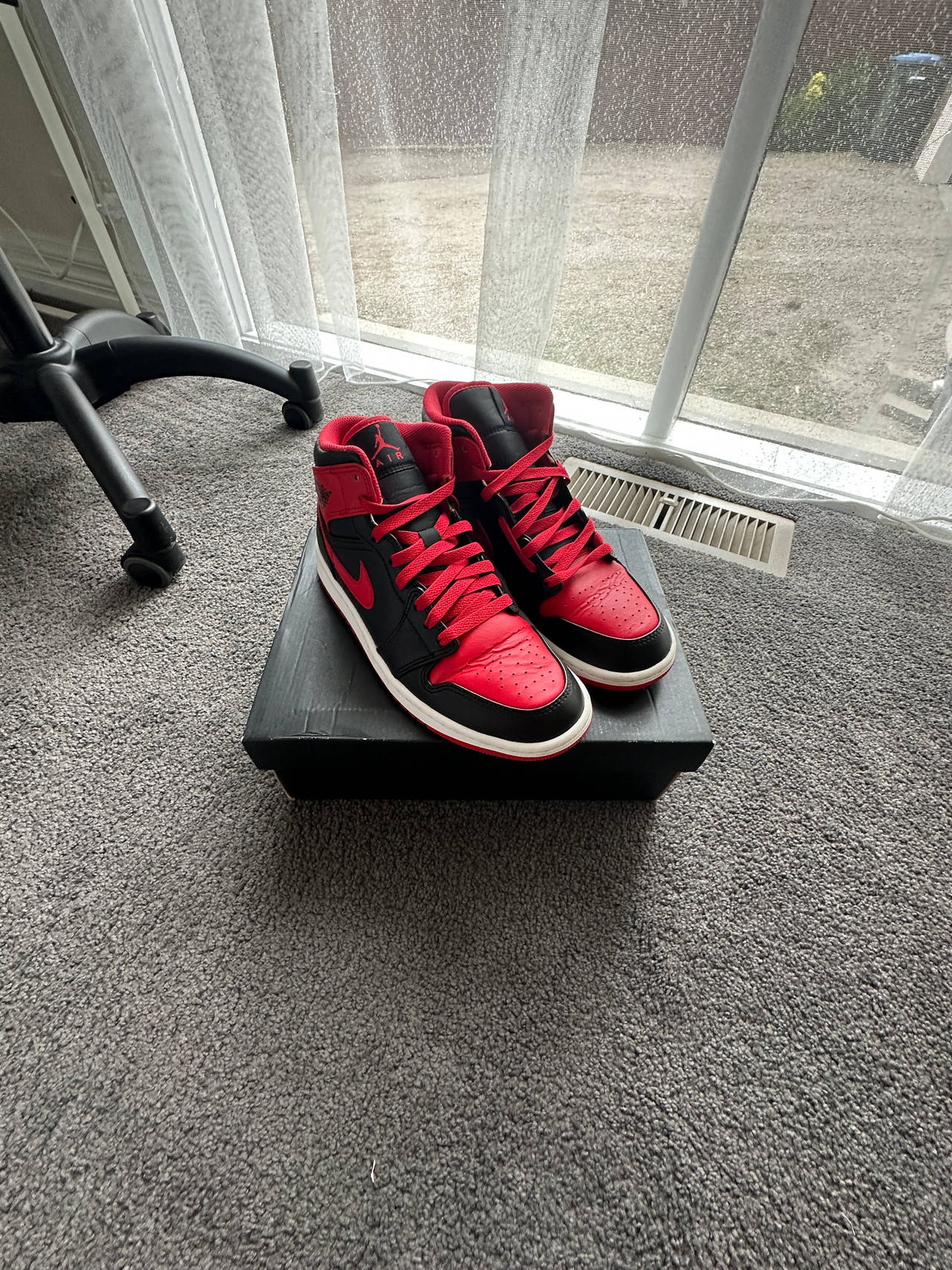 Air Jordan 1 Mid 'Bred'