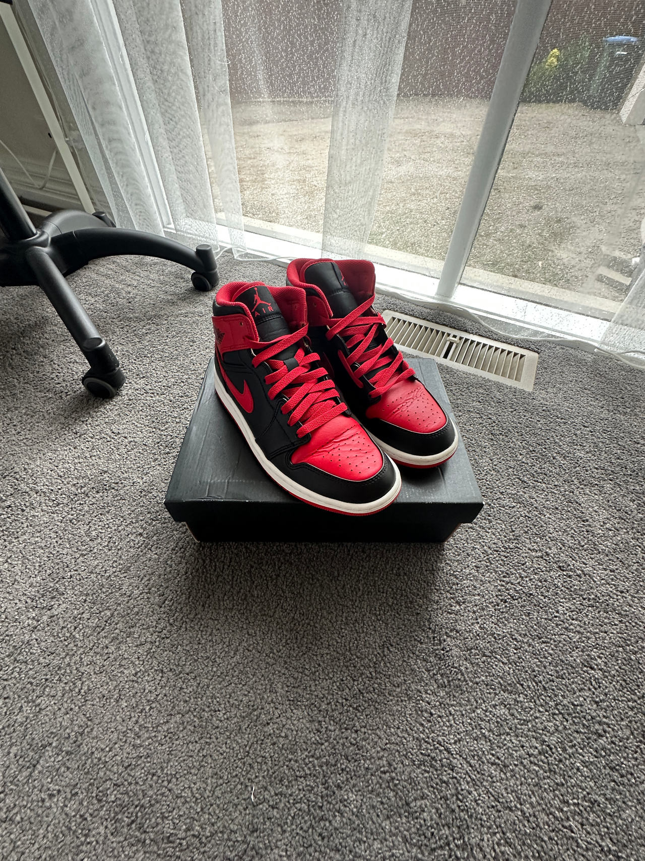 Air Jordan 1 Mid 'Bred'