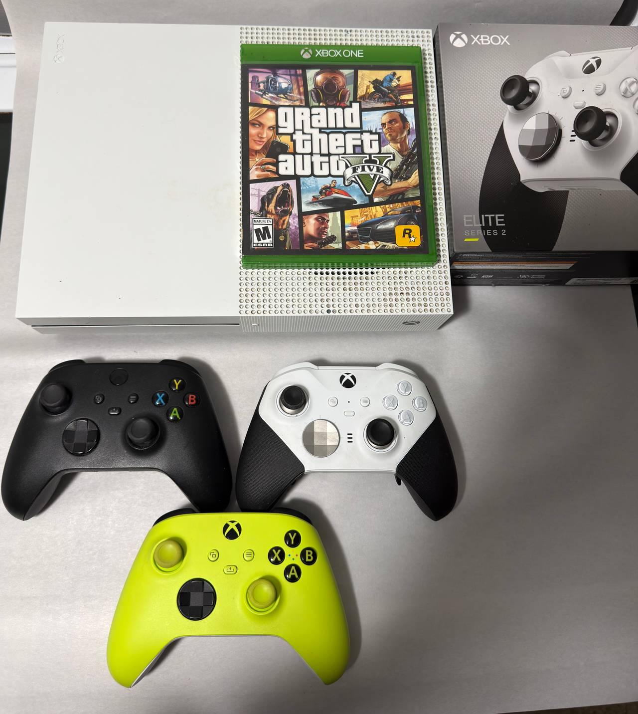 Xbox One S 1TB + 3 Controllers + Elite Series 2 + GTA V