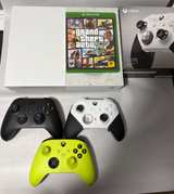 Xbox One S 1TB + 3 Controllers + Elite Series 2 + GTA V - Image 1