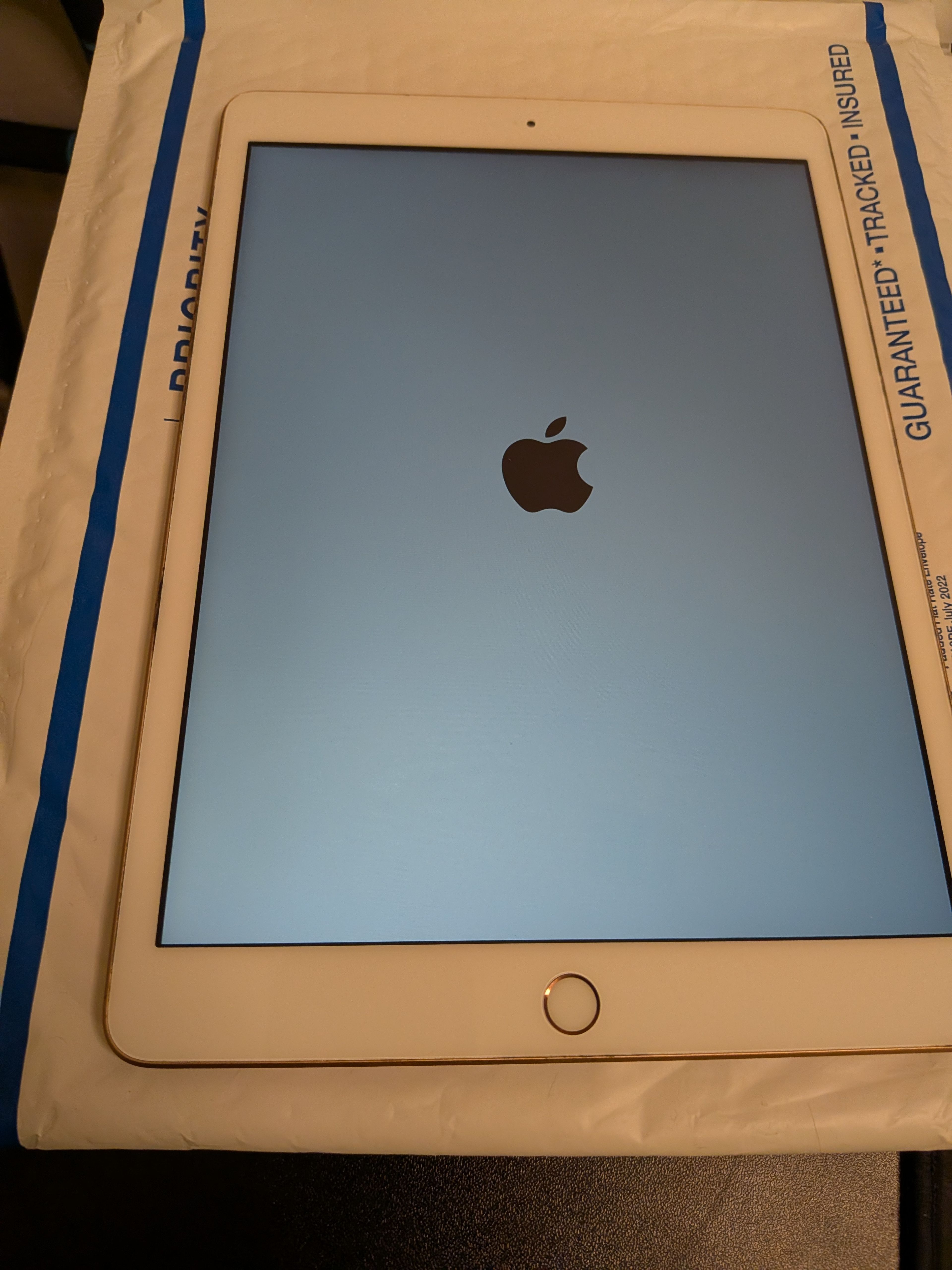 Apple iPad (8th generation) 32GB Wi-Fi Gold - Image 5