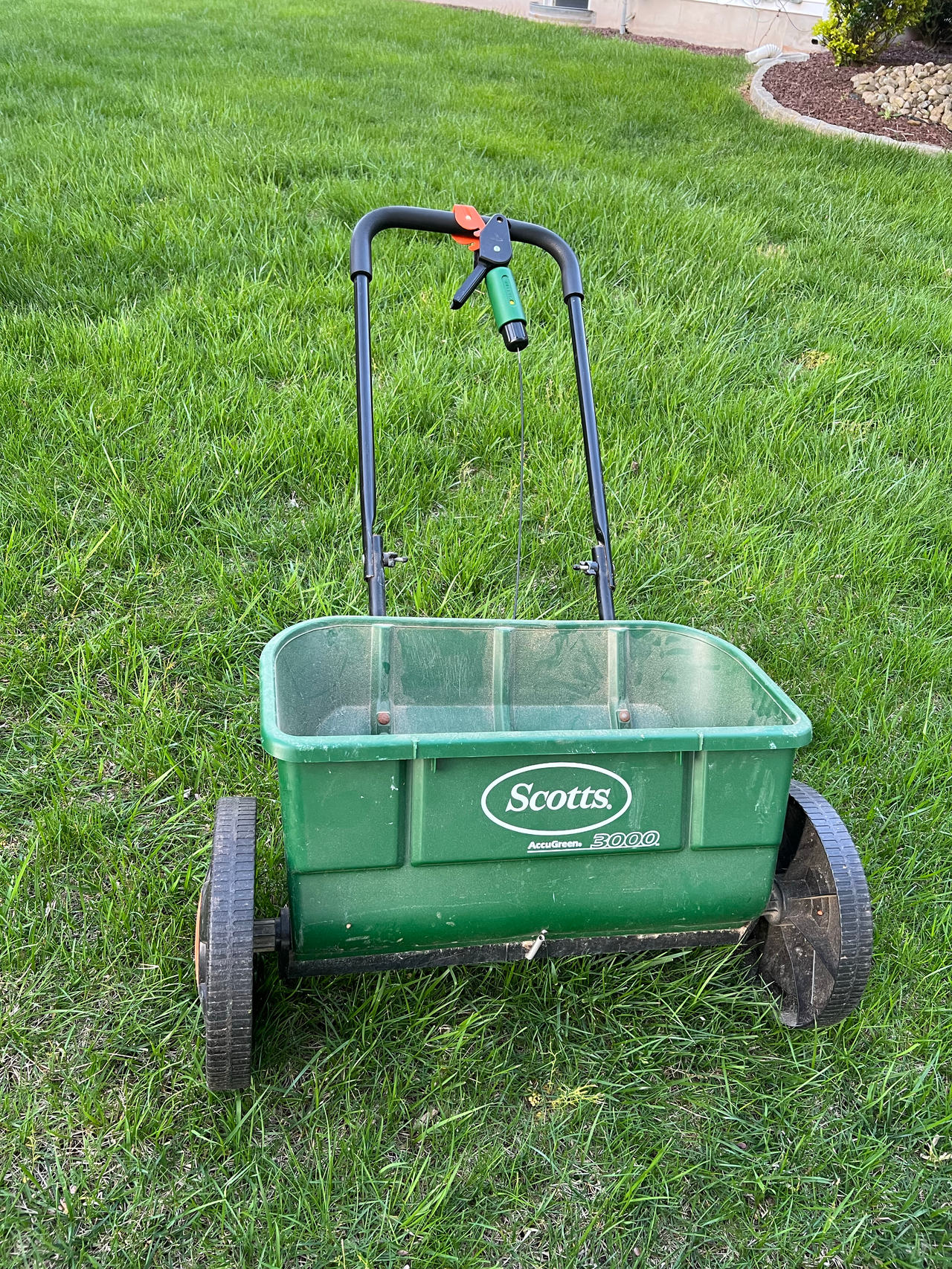 Scotts Turf Builder EdgeGuard Mini Broadcast Spreader