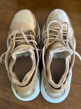 Size 10 Nike Air Huarache Run Metallic Rose Gold Athletic Shoes Pink  859429-900 - Image 4