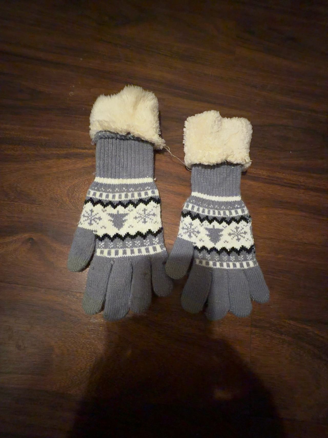 Isotoner Snowflake Knit Touchscreen Gloves