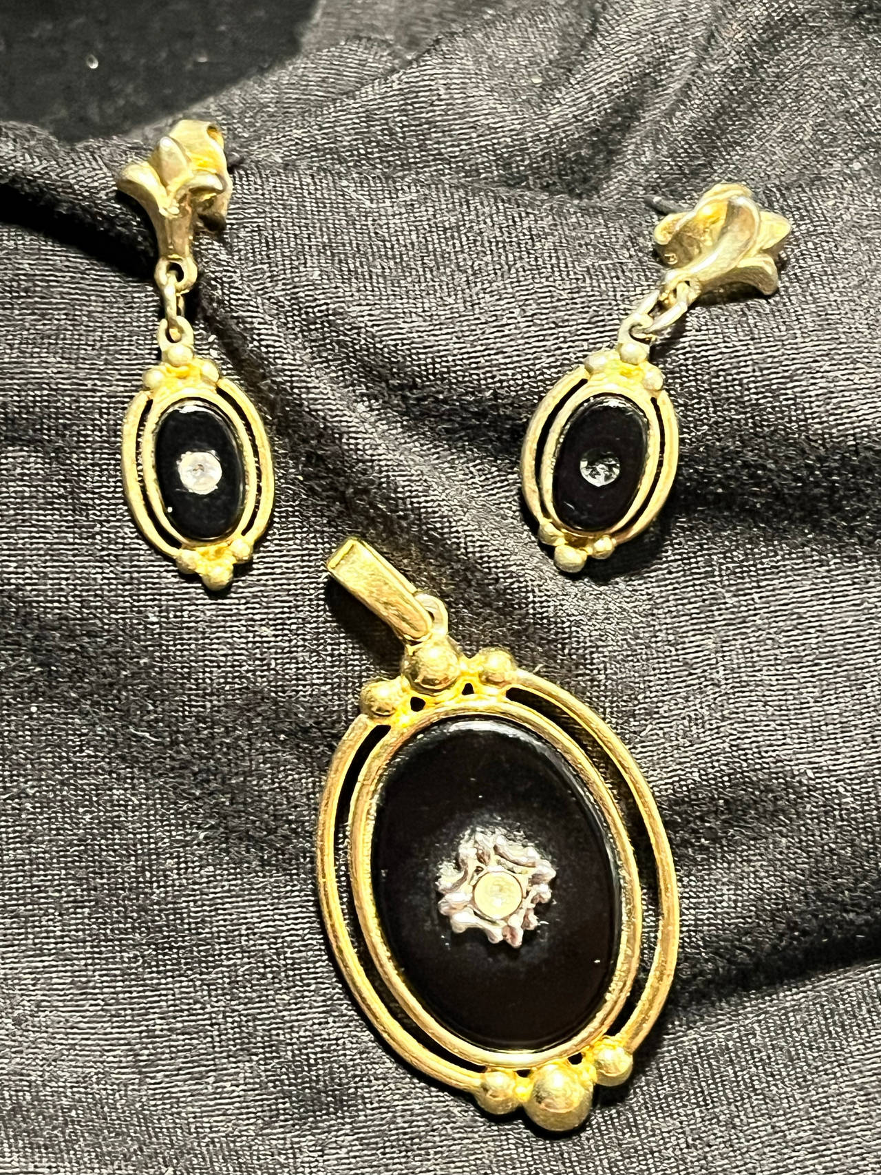 Vintage Mourning-Style Jewelry Set – Black & Gold Oval Pendant & Earrings