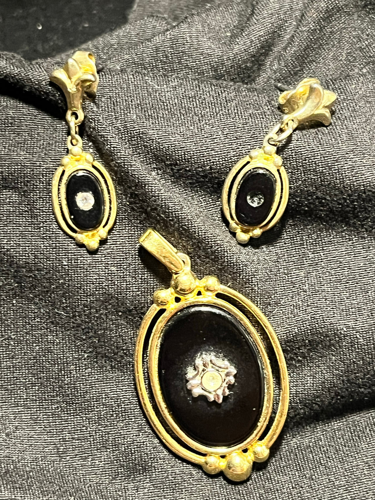 Vintage Mourning-Style Jewelry Set – Black & Gold Oval Pendant & Earrings